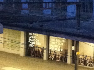 NO ONE LOOKS BACK ON THEIR LIFE AN REMEMBERS THE NIGHTS THEY GOT PLENTY OF SLEEP (Von unbekannt, Bahnhof Enge, Zürich)